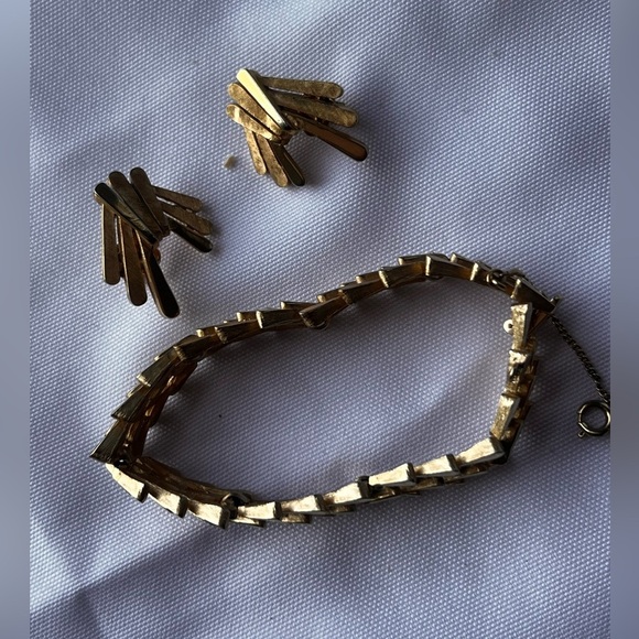 1950s Crown Trifari set gold bracelet with safety & clip on earrings rare - Picture 3 of 8